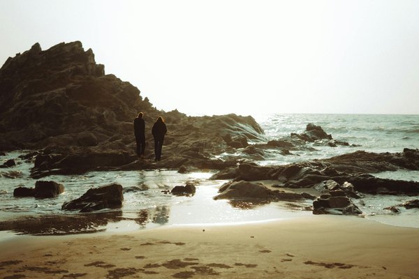 What are the best tips for saving money on UK souvenirs?